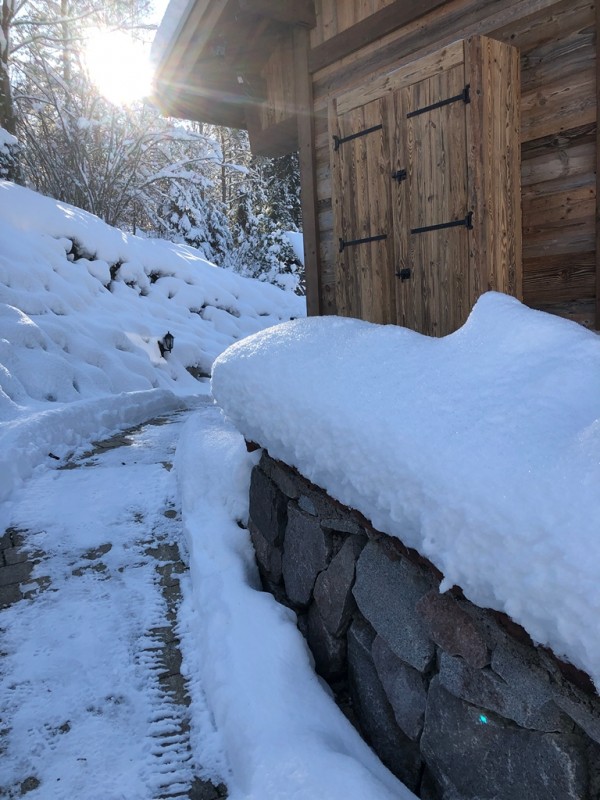 chalet sous la neige