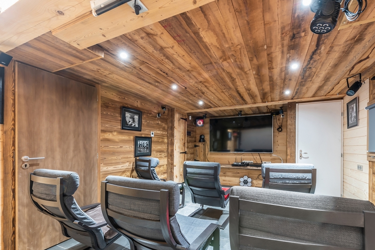 Salle cinéma chalet prestige vosges sous la roche